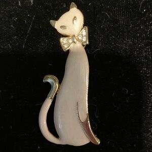 Chic Cream Cat Brooch with Gold Details